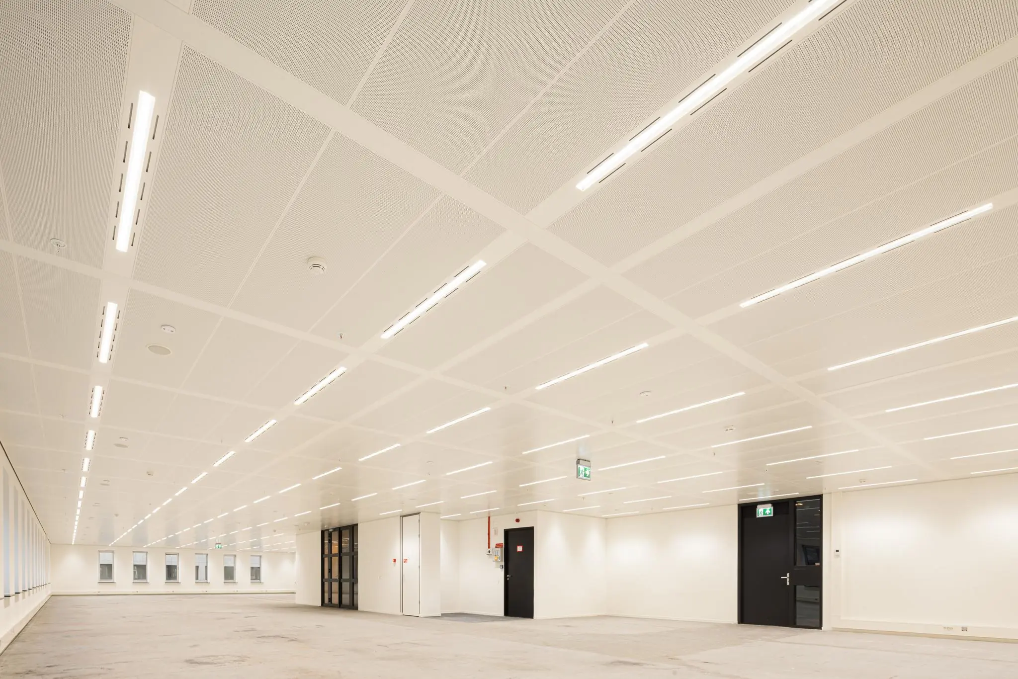 Lichte, lege kantoorruimte aan de Prinses Beatrixlaan met systeemplafond en ingebouwde verlichting.